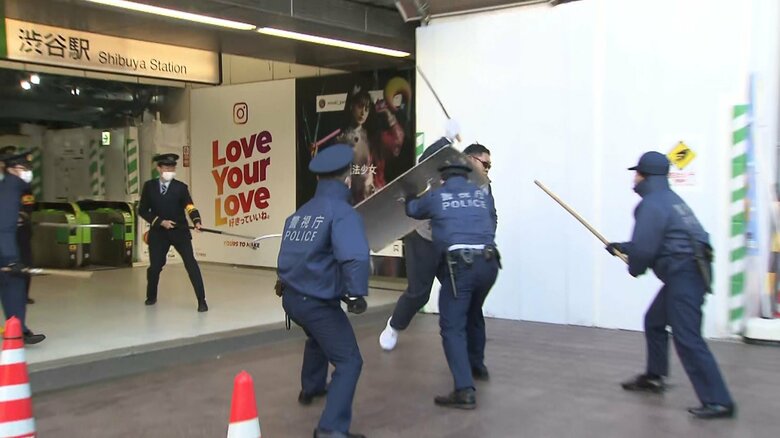 男は、刃物を振りかざすが、警察官にかわされる。そして･･･。