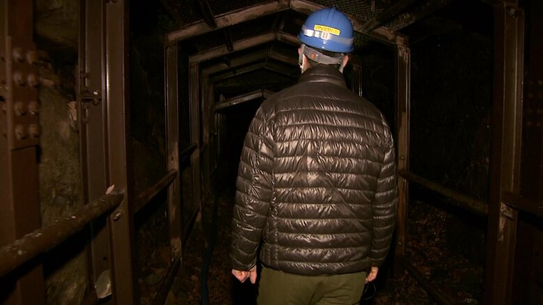 坑道の中を進んでいく