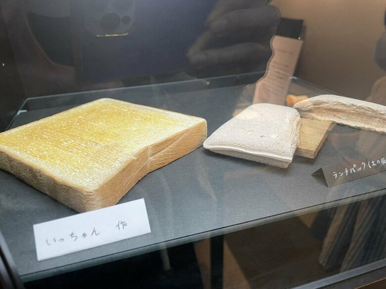 左：娘さん作のバターしみしみパン　右：キボリノコンノさん作のランチパック