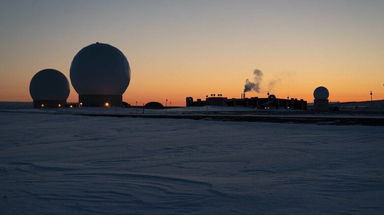 米宇宙軍ピトゥフィク基地傘下に複数の巨大なレーダードームが存在（Pituffik Space Base, Greenland）