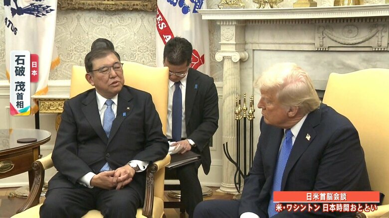 肘を肘掛けに置き、くつろいだ様子で会談する石破茂首相