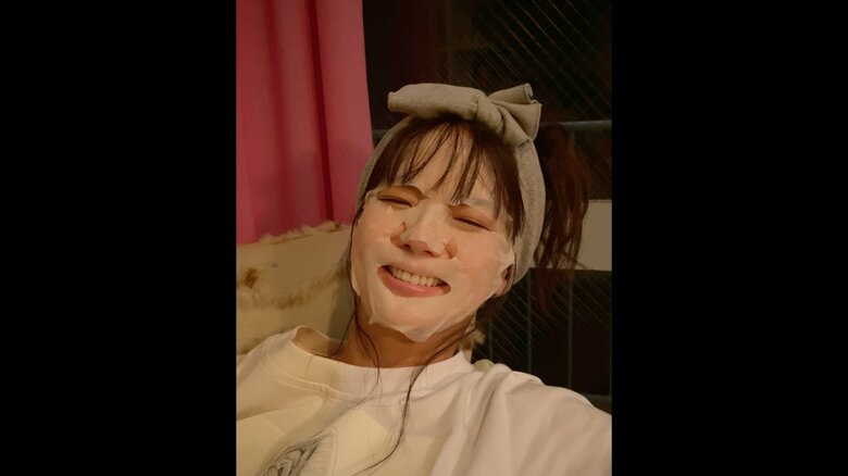 顔パック中の多部未華子さん