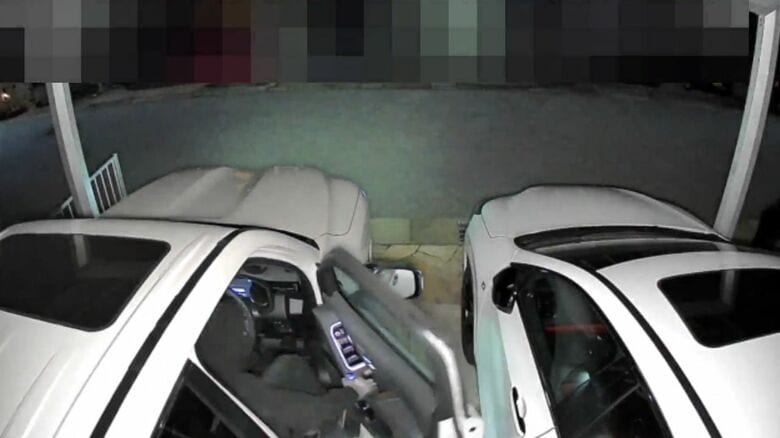 車に乗り込む（滋賀県警提供の動画より）