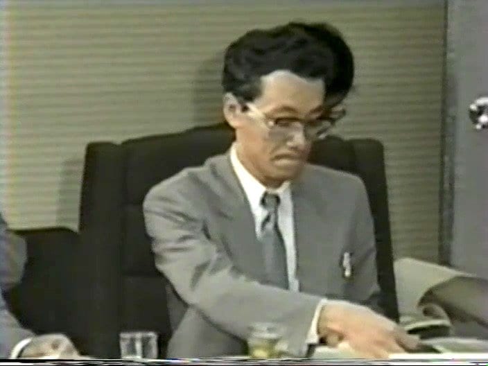 唇をかみしめ審議委員の意見を聞く萩島