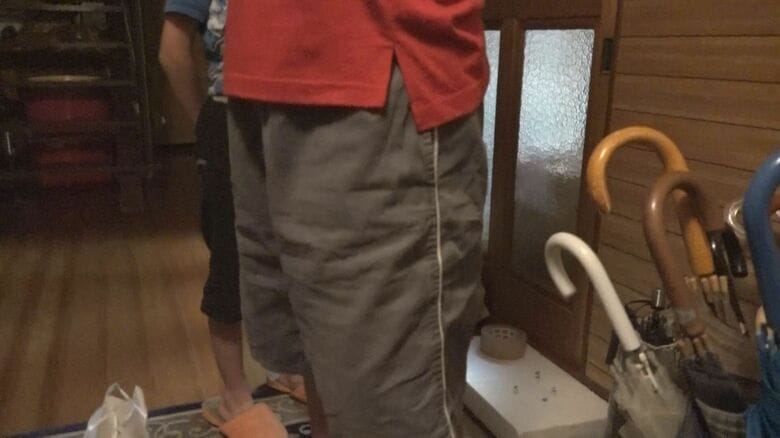 侵入してきた軽トラックに衝突された児童　手足を打撲するけがをした