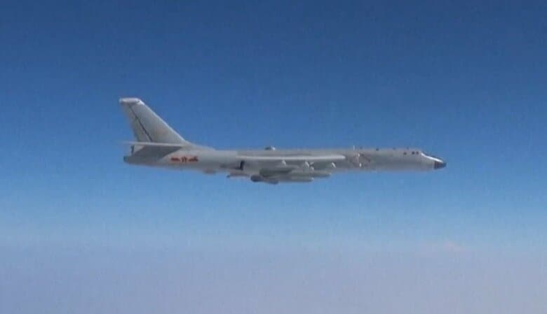 中国中央テレビが4月2日に放送した中国空軍H-6K爆撃機。翼に対地または対艦の巡航ミサイルを搭載している。