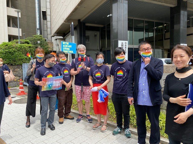自民党本部前に集まるプライドハウス東京のメンバーら