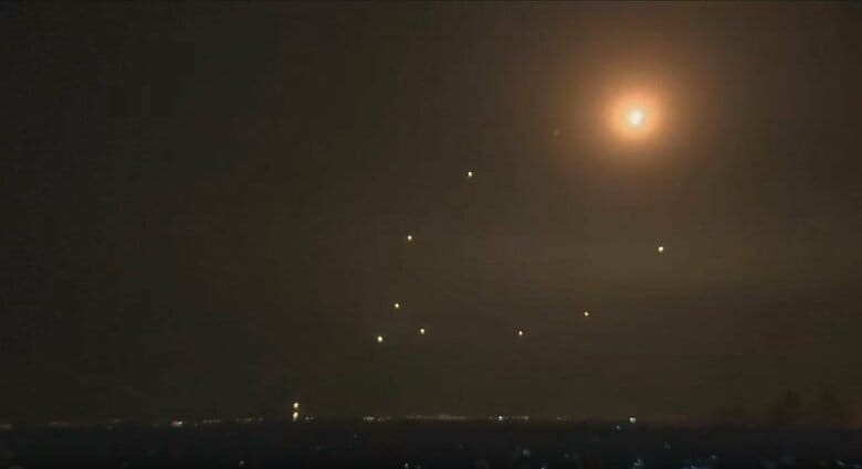 ハマスのロケット弾を撃ち落とすアイアン・ドーム