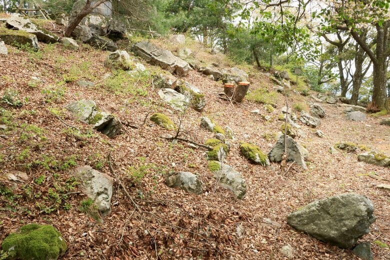 黒金門から続く斜面にも巨石が転がる