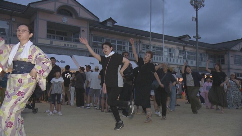思い思いの踊りを楽しむ住民