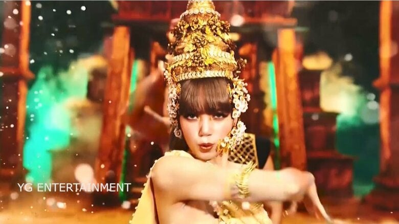 人気ガールズグループ「ＢＬＡＣＫ　ＰＩＮＫ」のリサさんが身に着けた金の冠