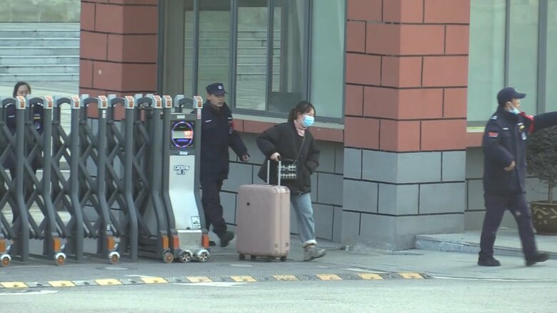 研究所入り口では人の出入りや警備員の姿を確認（1月19日）