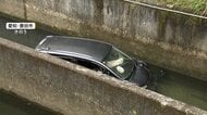 【▶動画はこちら】「高齢女性が運転席から出られない」事故のはずみで車がフェンス突き破り用水路に転落　救出された女性は軽傷　愛知・豊田市