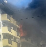 【速報】激しく立ち上る煙と炎…5階建ての共同住宅から出火…消防車など15台が出て消火活動中＜札幌市南区真駒内＞