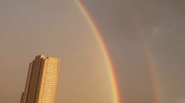 夕方の東の空に「丸い虹」“主虹”と“副虹”の二重に…どんな条件が揃うとこう見える? ポイントは高さ