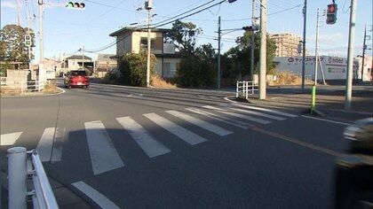 交差点を横断中の30代男性が車にはねられ重傷…車は逃走　現場には部品の一部とみられるプラスチック片　千葉・茂原市