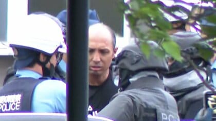 【映像】立てこもり男を説得の瞬間「ハサミを置いて。ナイフも置いて」ブラジル国籍の男を現行犯逮捕　愛知・豊橋市