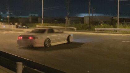 週末夜の埠頭に響く爆音…「ドリフト族」をなぜ根絶できないのか　取り締まる警察と港湾“特有の事情”