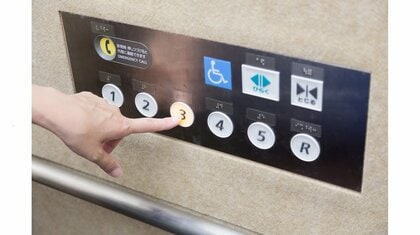 高さ以外で何が違う？エレベーターの低い位置にある“車いす用”ボタン…利用時の素朴な疑問を日本エレベーター協会に聞いた