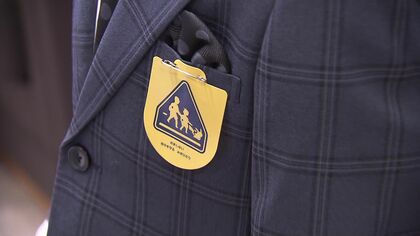 【登下校を安全に】新小学1年生の子どもたちに黄色のワッペン贈呈される…「交通安全」願う取り組みは62年目＿万一の事故の際には保険のサポートも「左右に気を付けて信号を渡ります！」＜北海道札幌市＞