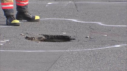【騒然】「穴があいている」と110番通報…道路が縦・横約1メートルの大きさで陥没　一時通行止めも修復工事は完了