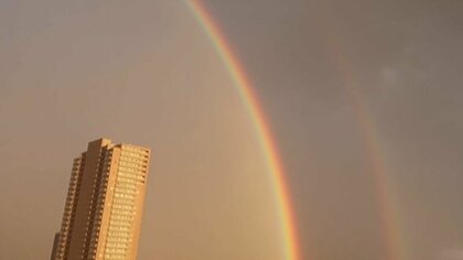 夕方の東の空に「丸い虹」“主虹”と“副虹”の二重に…どんな条件が揃うとこう見える？ ポイントは高さ