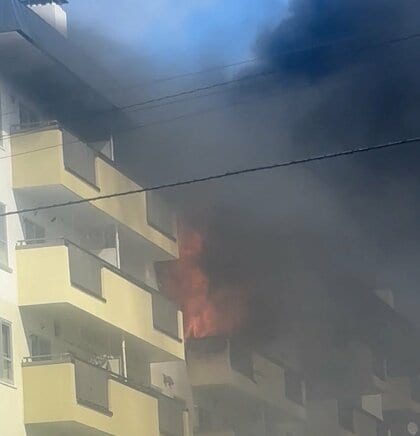 【速報】激しく立ち上る煙と炎…5階建ての共同住宅から出火…消防車など15台が出て消火活動中＜札幌市南区真駒内＞