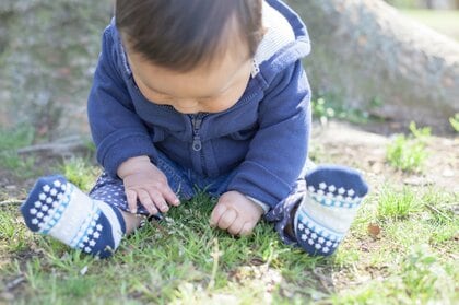 赤ちゃんへの“靴下履かせろ攻撃”…暑い日の屋外でも本当に必要? 日本小児科医会に聞いた