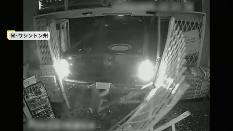 引きずり出すもロープ途切れ失敗？車突っ込み“ド派手犯行”ATM強盗団…追跡する警察が道路に放置されたATM発見　犯人逃走中　アメリカ