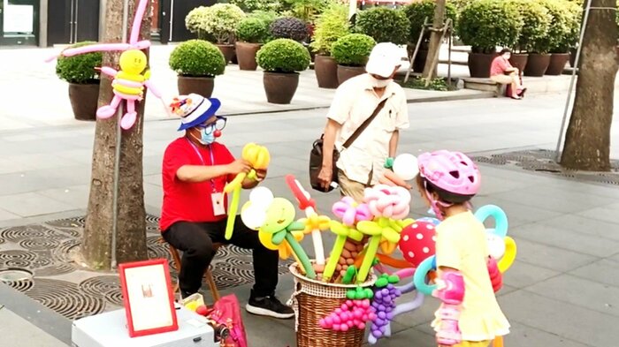 公園には大道芸人の姿も
