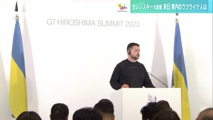 5月21日、会見に臨むウクライナのゼレンスキー大統領