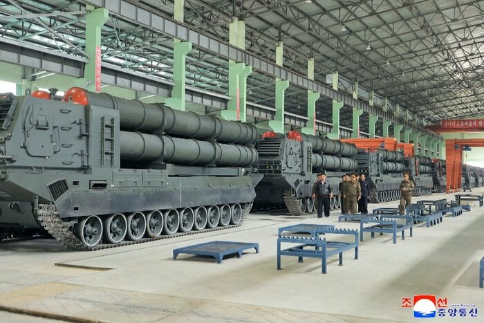 金正恩総書記が視察した北朝鮮軍の600ミリ超大型放射砲(KN-25)