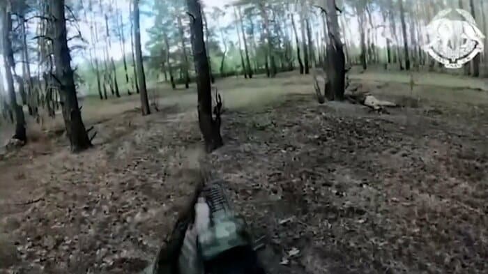 銃を撃ち前進するウクライナ軍特殊作戦部隊(ハルキウ付近・12日公開)