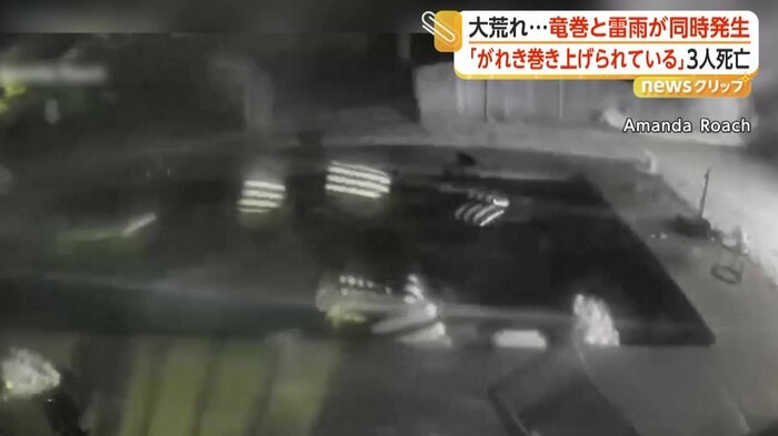 プールに落下しているたくさんのイス