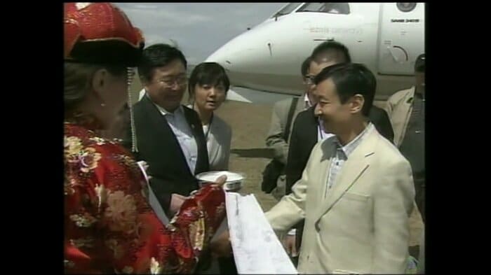 ハラホリン空港に到着された皇太子さま