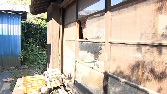 事件があった住宅の窓ガラスは割られていた(千葉・四街道市)