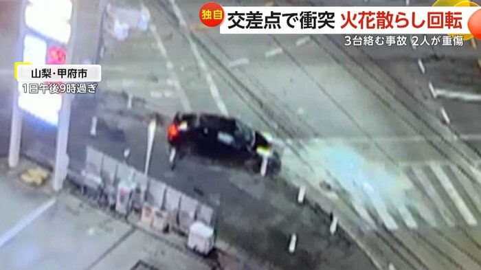衝撃で飛ばされポールにぶつかる車(甲斐ホテル提供)