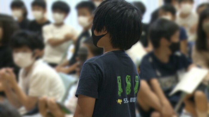 自分の考え方や気持ちを発表する子供たち