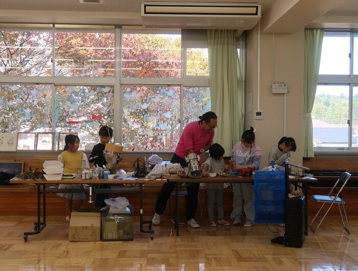 「転校生」がアート活動をする場に子どもたちが遊びに来る