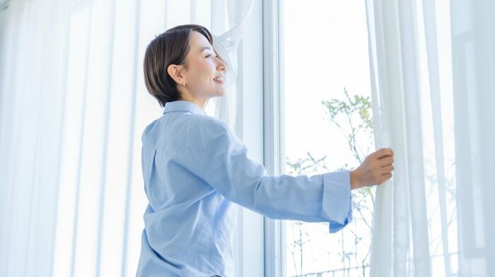 窓を開ける幅を10cm程度に（画像はイメージ）