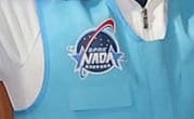 衛星の担当者の胸元には「NADA」のロゴが…