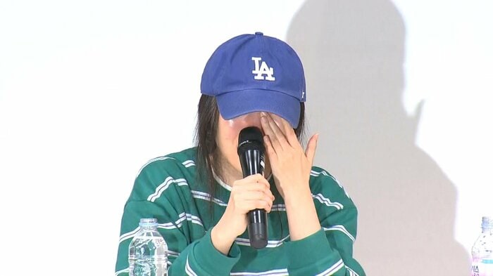 会見中、泣きながらHYBE経営陣へのうっぷんを訴えるミン・ヒジンADOR代表