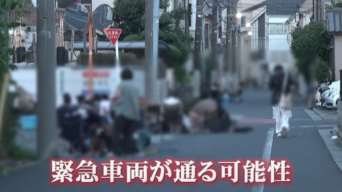 場所取りをする人たちが、道路の真ん中にまで