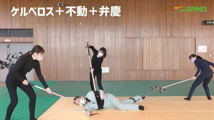 「ケルベロス」「不動」「弁慶」3人がかりで社長を抑え込む