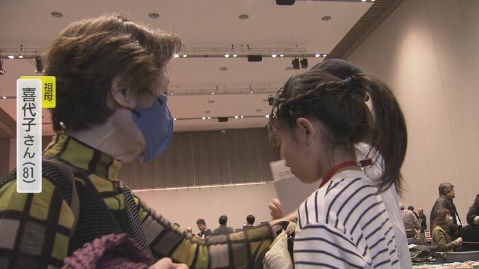 優しく声をかける祖母の喜代子さん