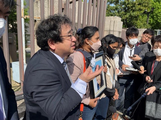 指宿弁護士(左)「この法案を廃案に追い込んでいきたい」