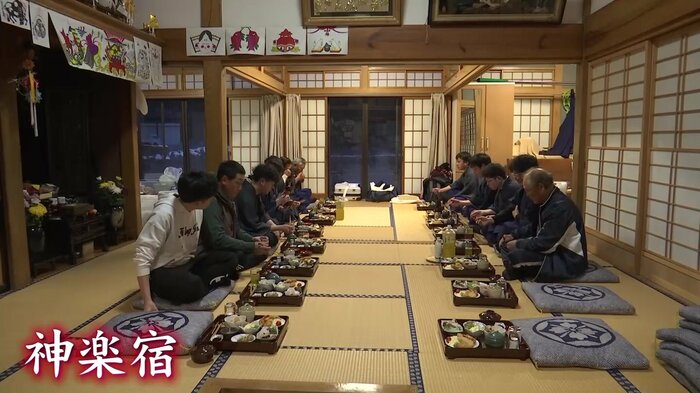 巡行先の畠山さんの家で神楽衆を自慢の海の幸でもてなす