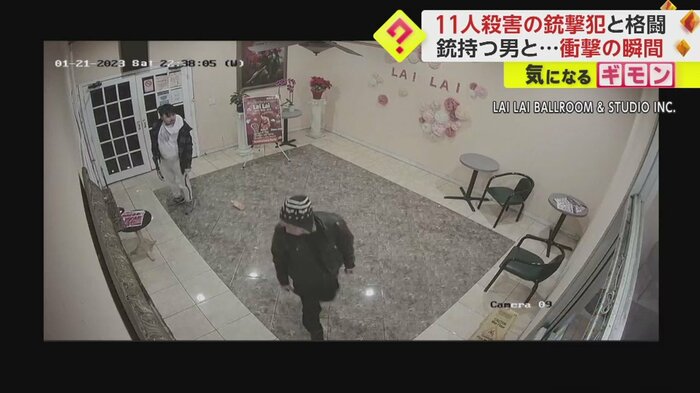 少し振り返りつつ、歩いてダンススタジオを出る男