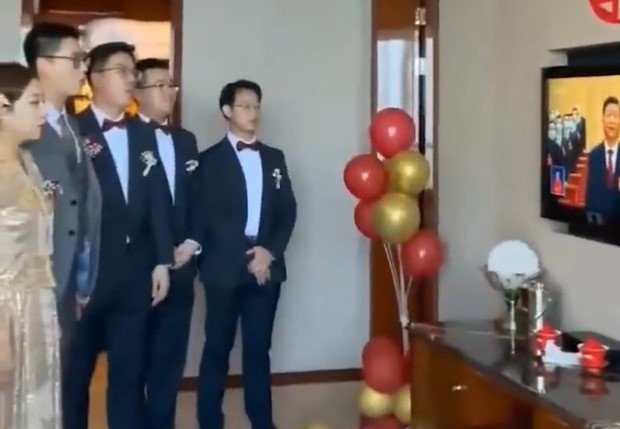 結婚式の最中に演説を聞く新郎新婦(ツイッターより)