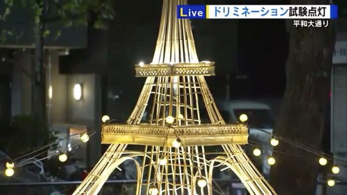 1本1本、細い竹を組み合わせた光のタワー